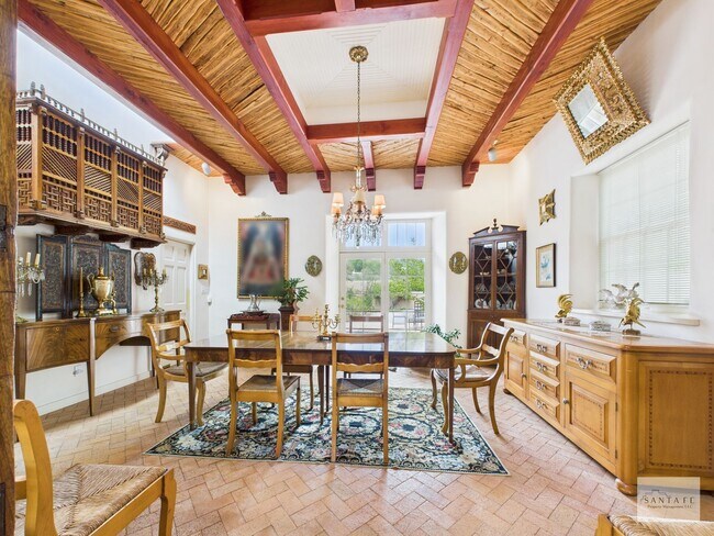 Building Photo - Downtown Fully Furnished Home Available Now!