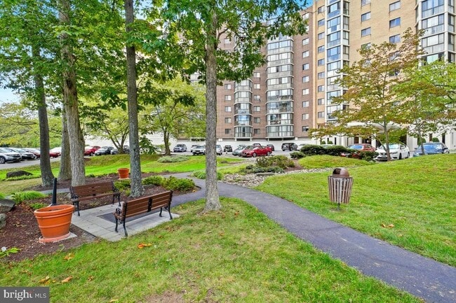 Building Photo - 15101 Interlachen Dr