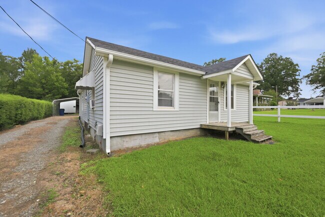 Building Photo - 715 Larry Ave