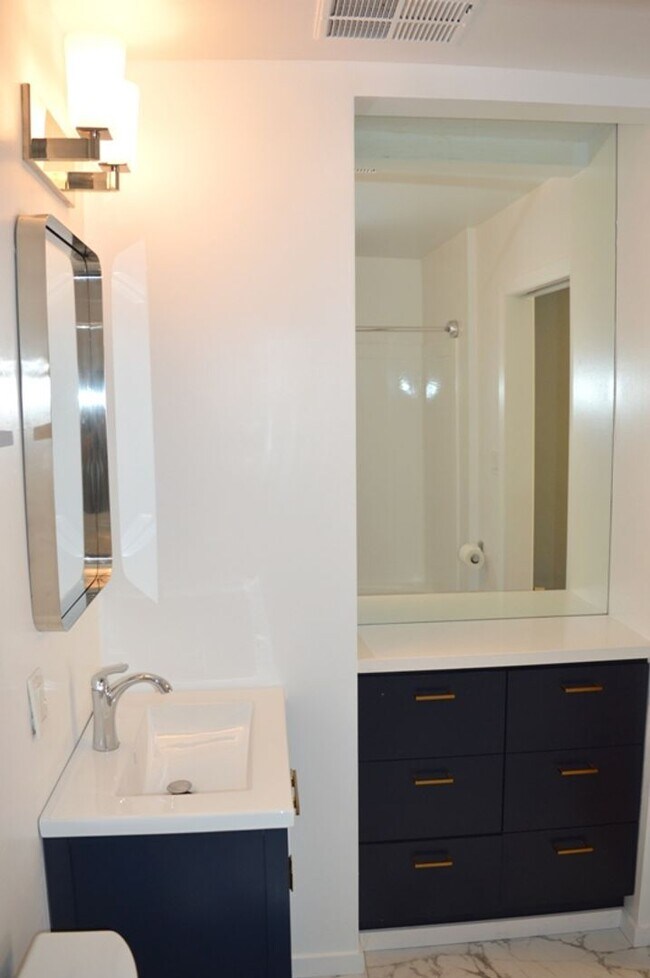 Building Photo - Beautiful Single Story Home With Great Roo...