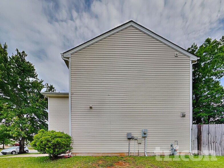 Building Photo - 1024 Crowders Woods Dr