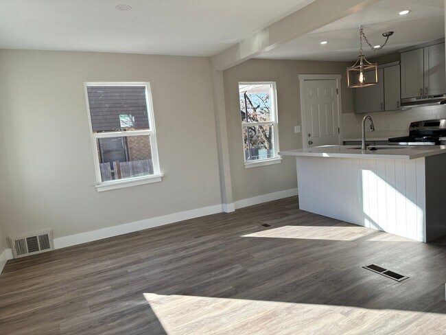 Building Photo - Darling remodeled 5 bedroom 2 bathroom home in the heart of Ogden