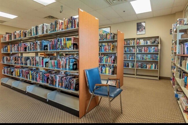 Building Photo - 671 S Hollybrook Dr