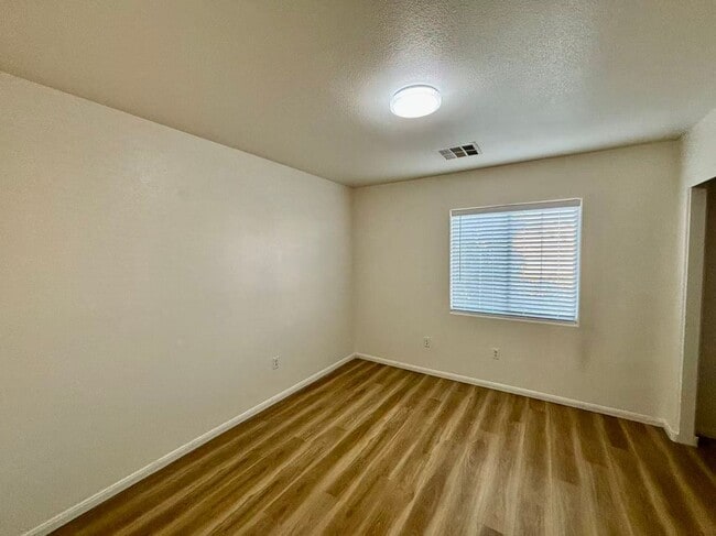 Building Photo - Nice two-story single-family house