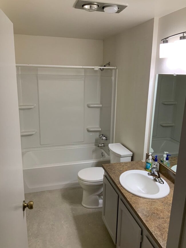 Building Photo - 2 Bedroom Condo on Country Club Road