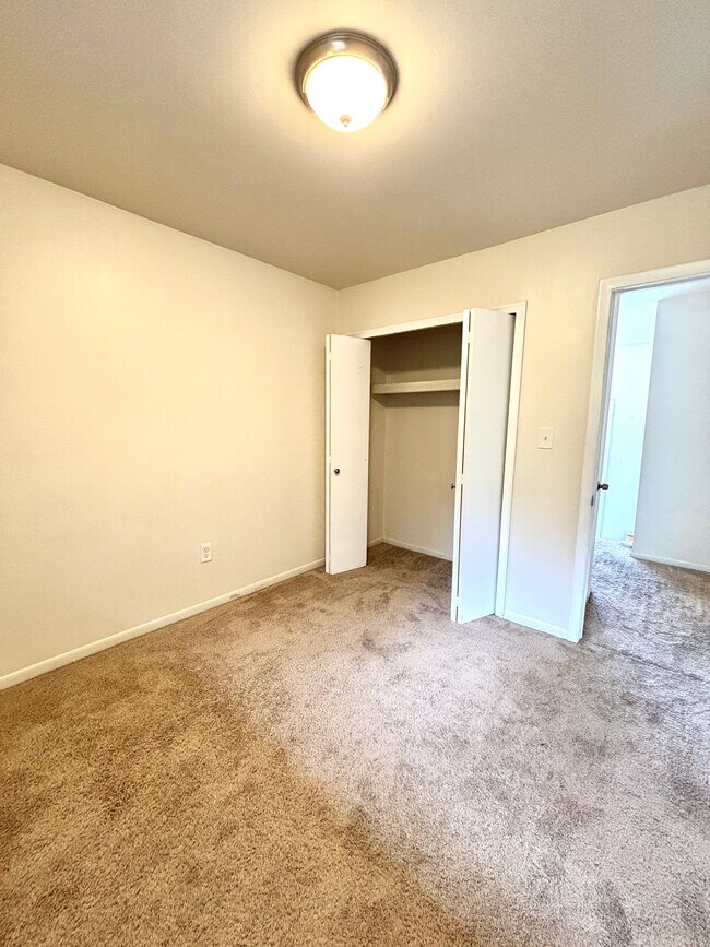 Building Photo - 150 Huronview Ct