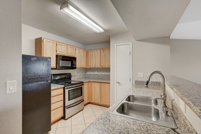Building Photo - Charming 3 Bedroom Upstairs Condo in a Gat...