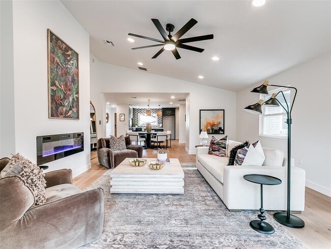 Building Photo - 700 Greenwood Dr