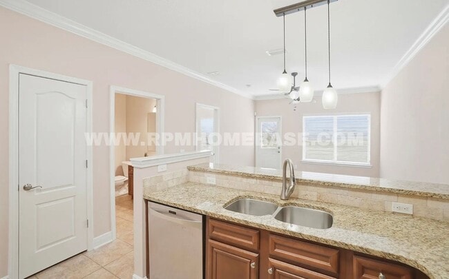 Building Photo - Contemporary 3 Bed 3 Bath Townhome Just 4 Miles from Navarre Beach