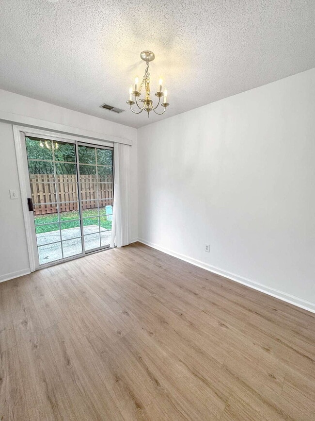 Building Photo - Beautiful End-Unit Townhome Available Immediately