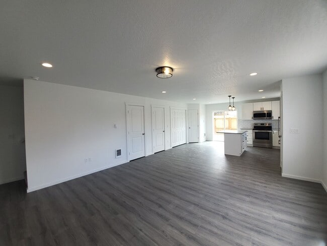 Building Photo - Newer Build