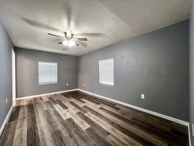 Building Photo - 1825 Lakeview Dr