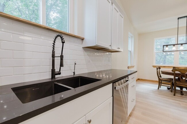 Building Photo - Beautiful New Construction Mountain Retreat