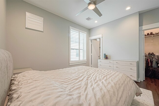 Building Photo - 712 Clark St