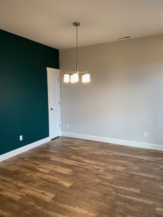 Dining Area - 7447 SE Chinquapin Dr