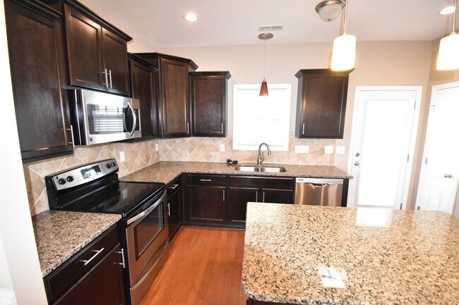 Building Photo - 4 Bedrooms and 2.5 Bath in Patriot Park Vi...