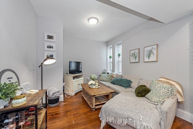 Building Photo - 4 BED 2 BATH MISSION HILL