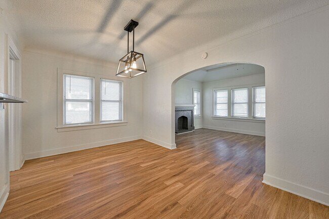 Building Photo - 2209 N Bath Ave