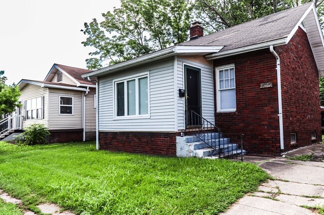 Primary Photo - Large 1 Bedroom with fenced yard and garage