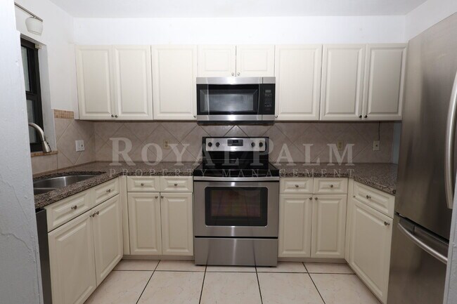 Building Photo - 2 Bed, 2.5 Bath Townhouse with Balcony, Pool & Prime Bonita Springs Location
