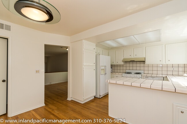 Building Photo - Private Rear Corner Townhome with Patio an...