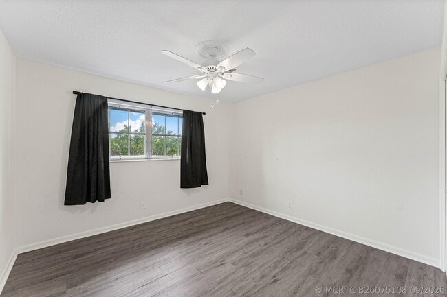 Building Photo - 408 Pine Tree Ct