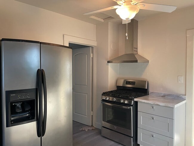 Building Photo - East Sac Bungalow Available!