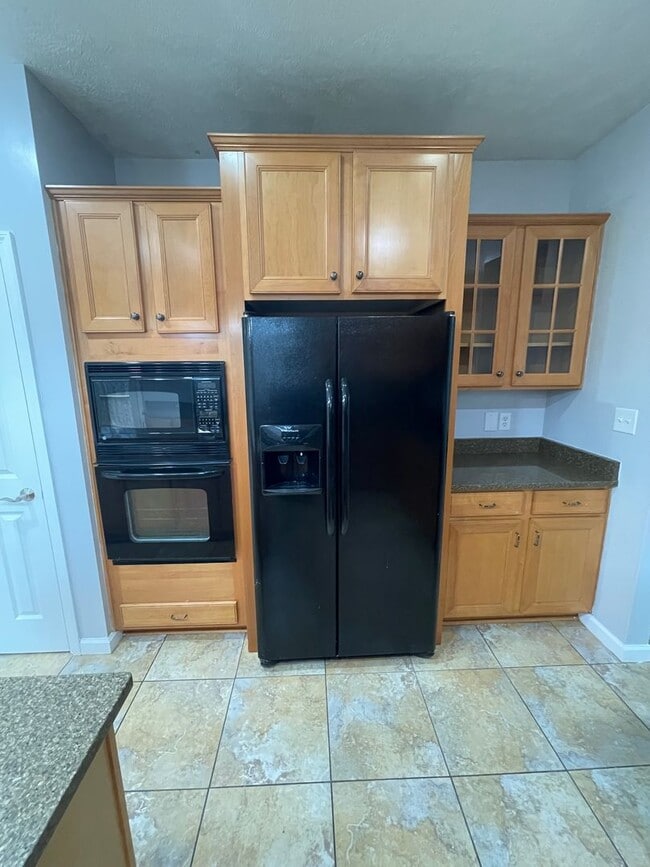 Building Photo - Beautiful custom built 5 bed 4 bath home with finished basement ready for you to move-in!