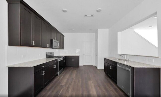 Building Photo - 10573 Pineland Dr
