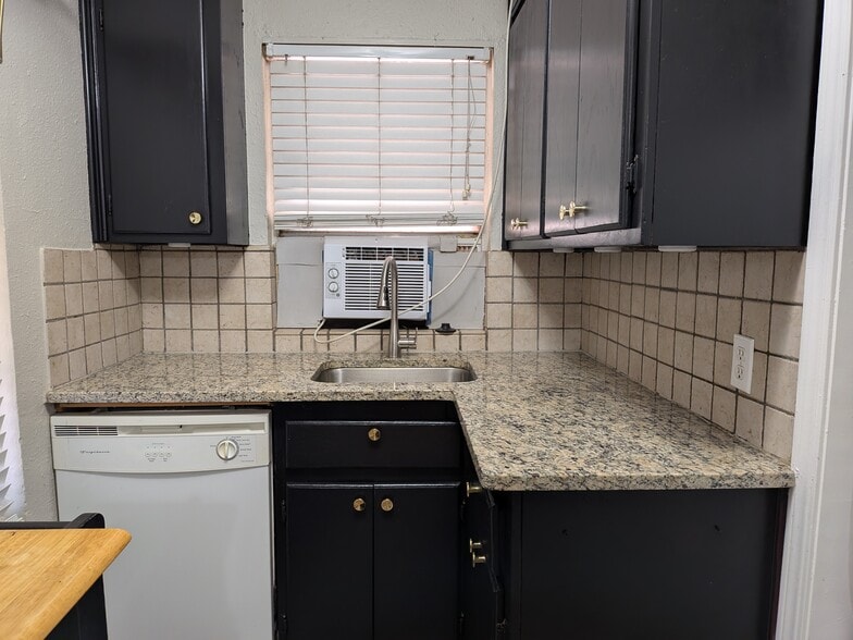 Building Photo - 117 N University Dr