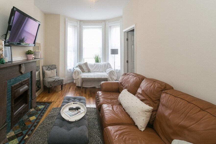 Building Photo - 2137 N Sheffield Ave