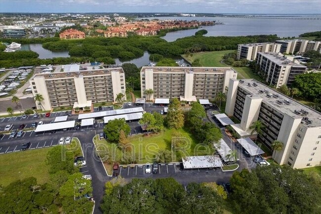Building Photo - 900 Cove Cay Dr