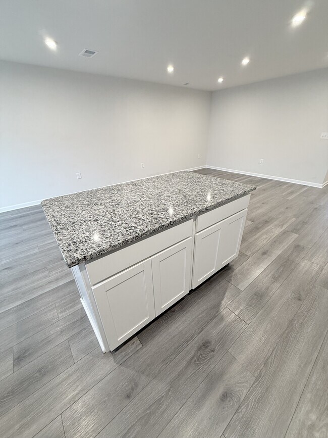 Building Photo - 400 el Camino Dr