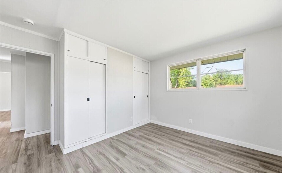 Building Photo - 9828 Omega Dr