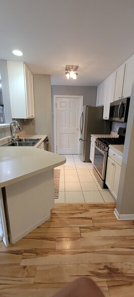 Kitchen - 622 Cambridge Ct