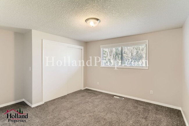 Building Photo - Wonderful Single Level Beaverton Home with...