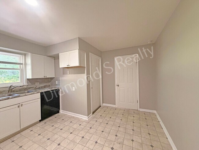 Building Photo - MOVE IN SPECIAL!  Spacious 3 Bed, 2 Bath Home with Large Yard Available!