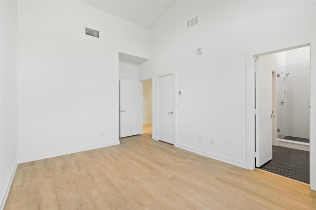 Building Photo - Modern 2-Bed Townhome with Attached Garage & Private Balcony in Gated Dallas Community