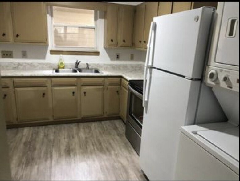 Building Photo - 598 Chestnut St