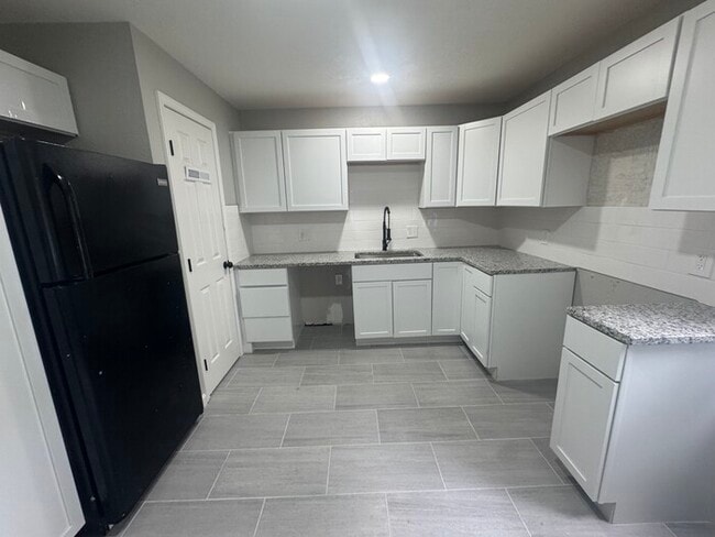 Building Photo - Spacious & Bright 3-Bed, 2-Bath Home in Fa...