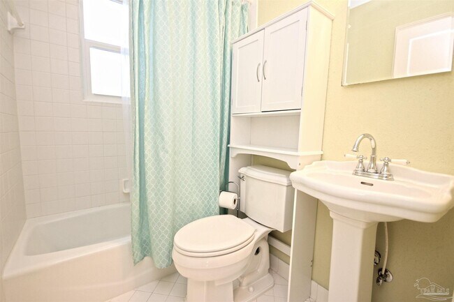 Building Photo - 1221 E Hernandez St