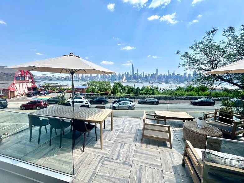 Outdoor Living Space - 957 Boulevard E