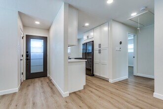 Building Photo - Great 2 bedroom upstairs unit - Available Summer 2026