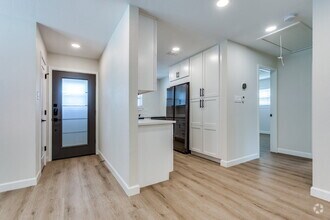 Building Photo - Great 2 bedroom upstairs unit - Available ...