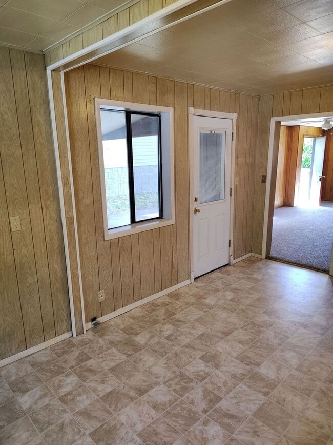 Building Photo - Great 2-bedroom home close to downtown