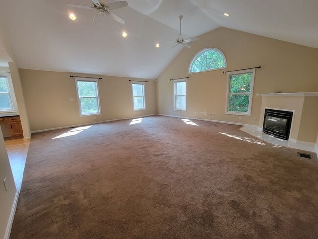 Building Photo - Beautiful Single-Family Home Litchfield NH for Rent