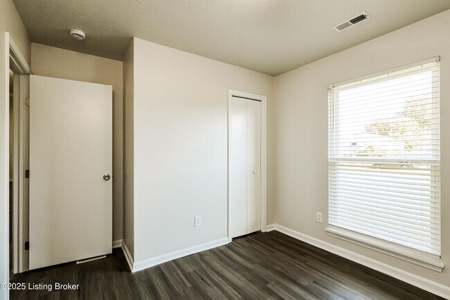 Building Photo - 6900 Applegate Ln