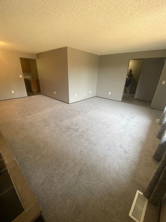 Building Photo - 3 Bed Room 1.75 Bath , New Floor Covering , New Interior Paint