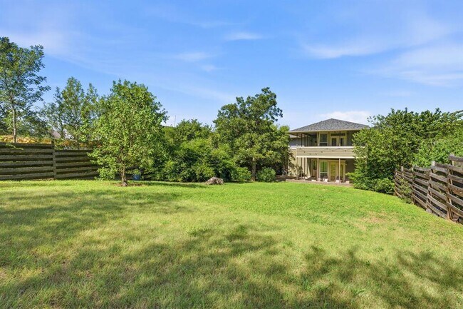 Building Photo - 1305 Cometa St