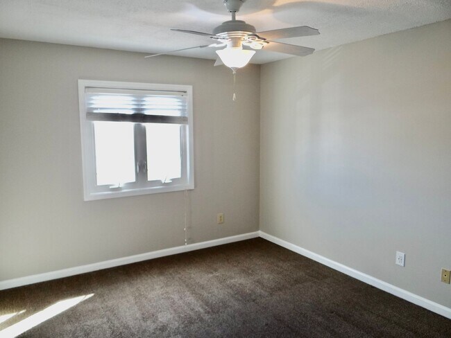 Building Photo - Rent Special w/ year lease- Beautifully Re...